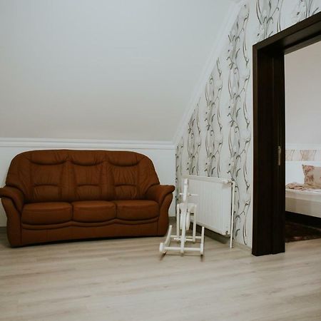 Hotel-Restaurant Milenium Salonta エクステリア 写真