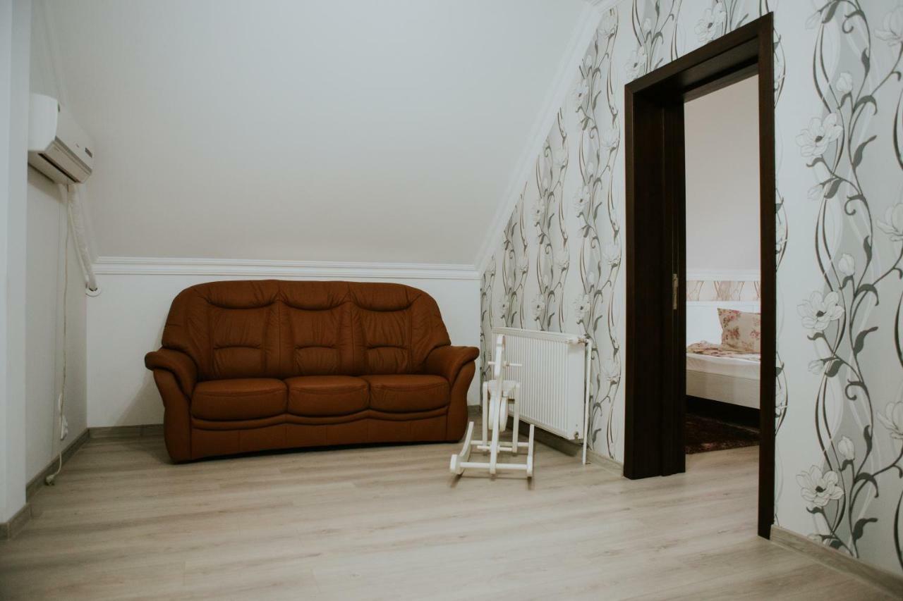 Hotel-Restaurant Milenium Salonta エクステリア 写真