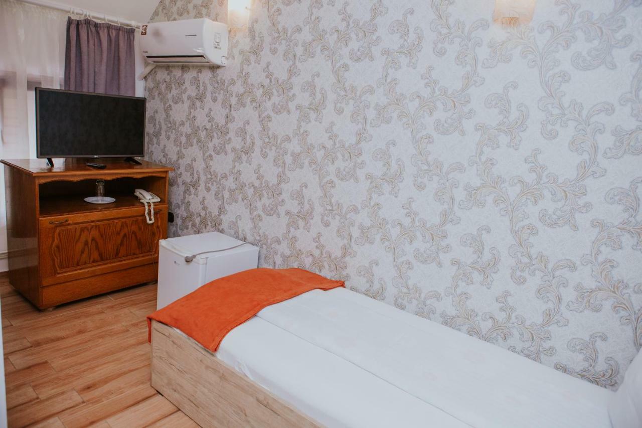 Hotel-Restaurant Milenium Salonta エクステリア 写真