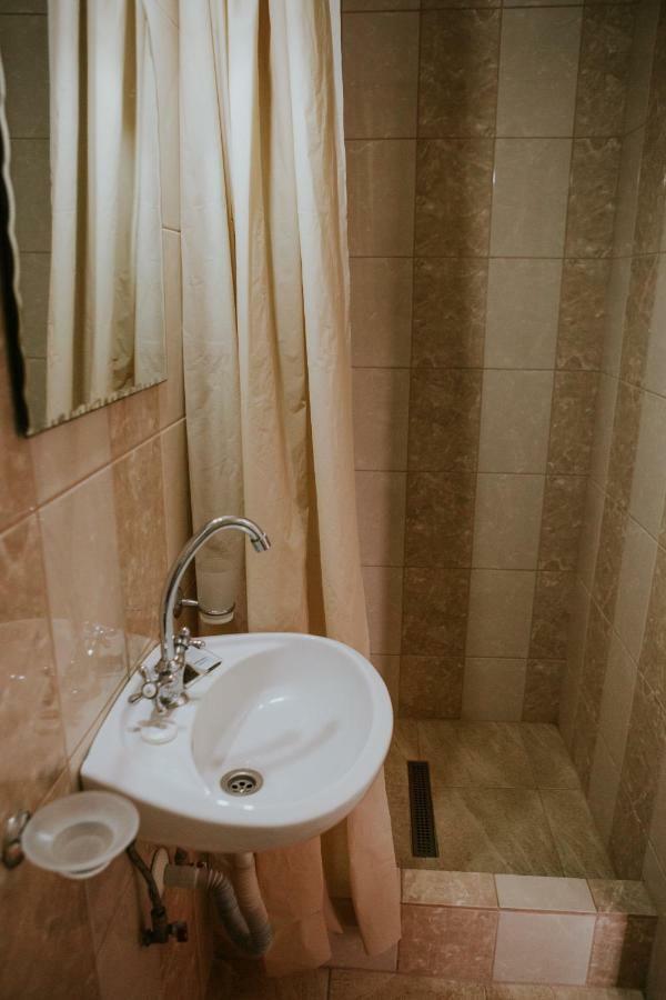 Hotel-Restaurant Milenium Salonta エクステリア 写真