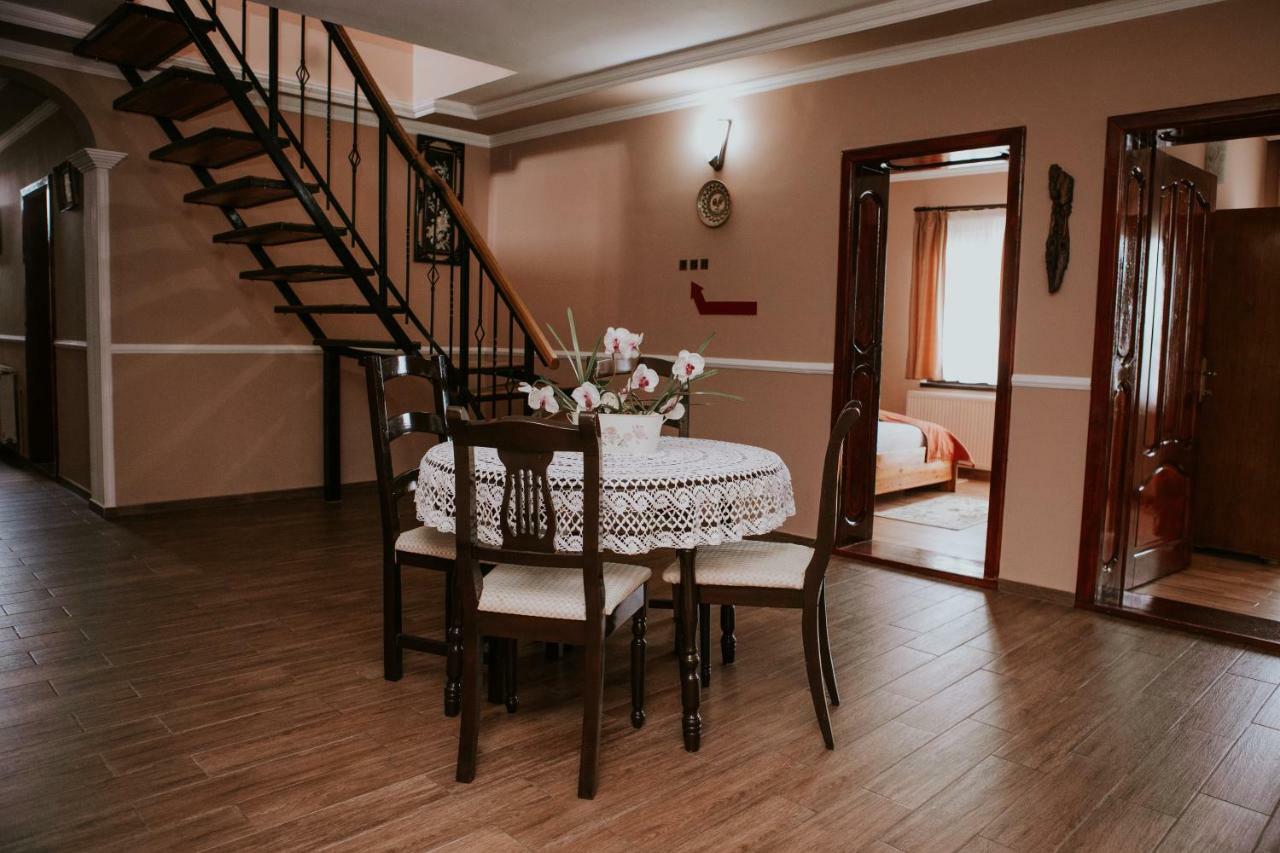 Hotel-Restaurant Milenium Salonta エクステリア 写真