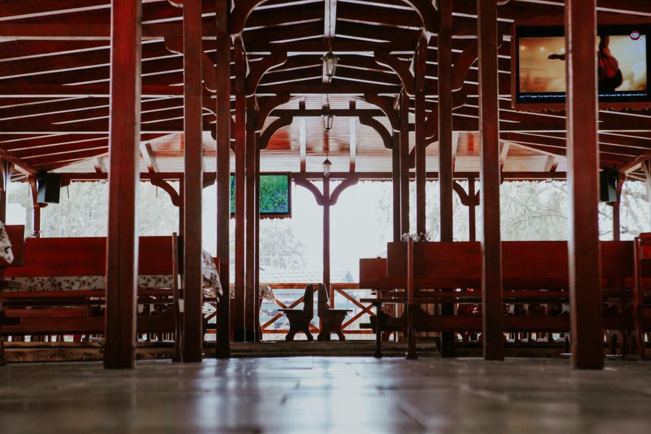 Hotel-Restaurant Milenium Salonta エクステリア 写真