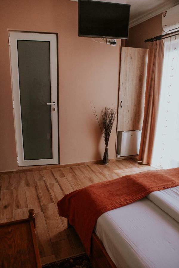Hotel-Restaurant Milenium Salonta エクステリア 写真