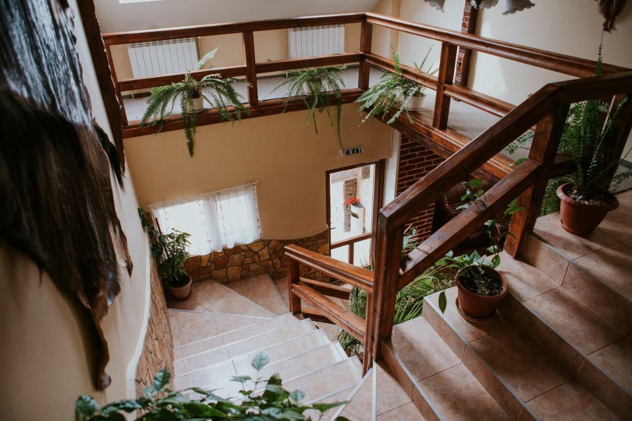 Hotel-Restaurant Milenium Salonta エクステリア 写真