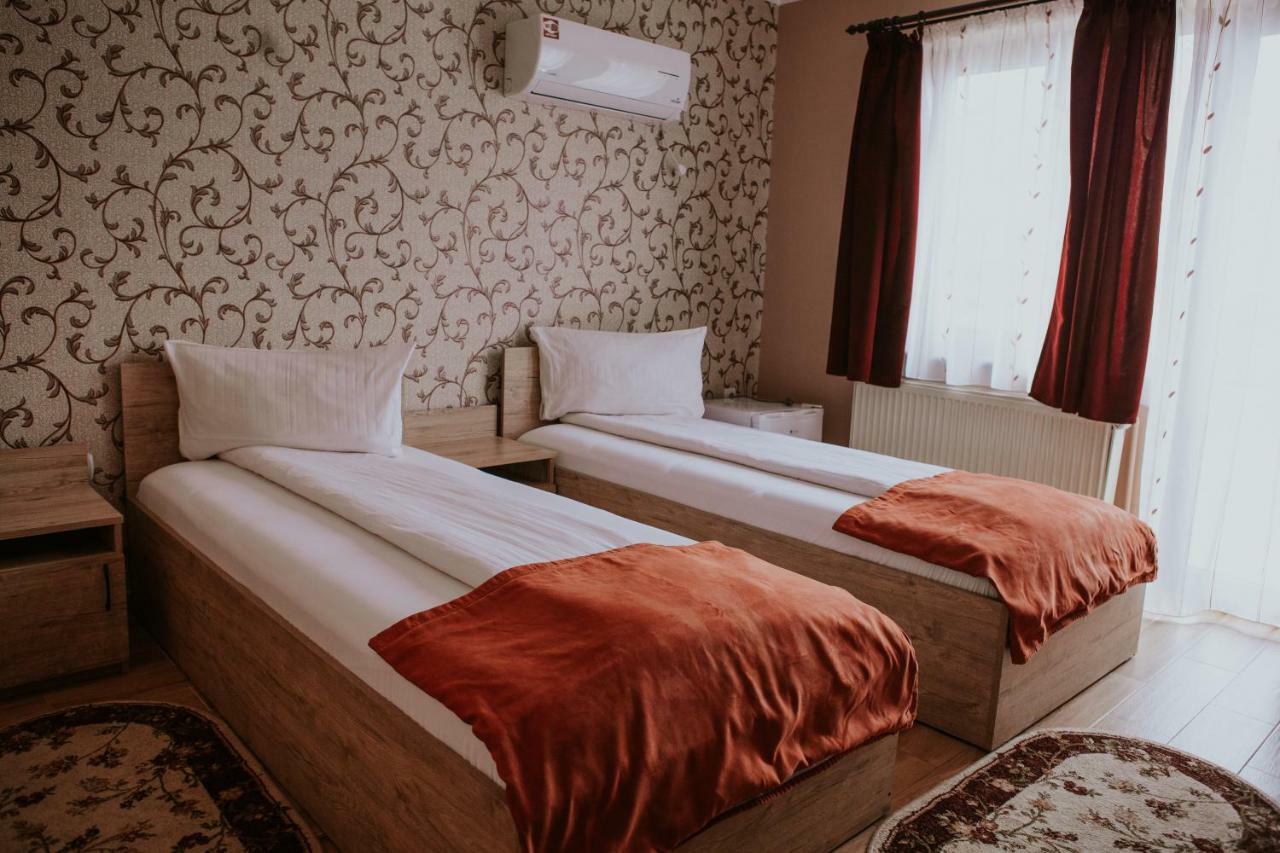 Hotel-Restaurant Milenium Salonta エクステリア 写真