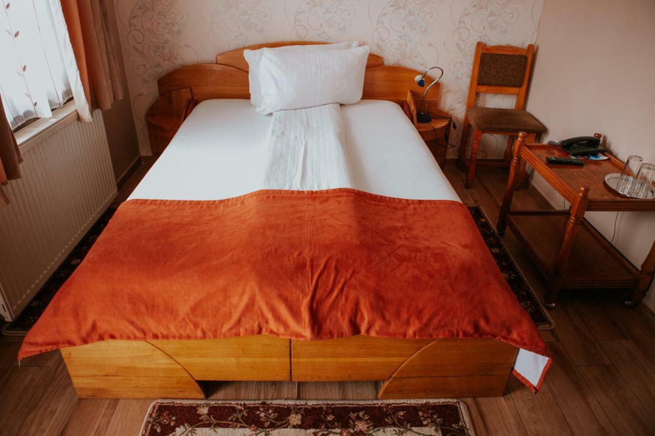 Hotel-Restaurant Milenium Salonta エクステリア 写真