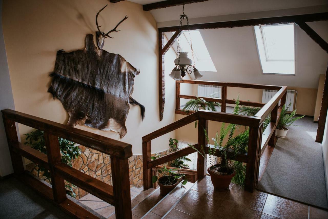 Hotel-Restaurant Milenium Salonta エクステリア 写真
