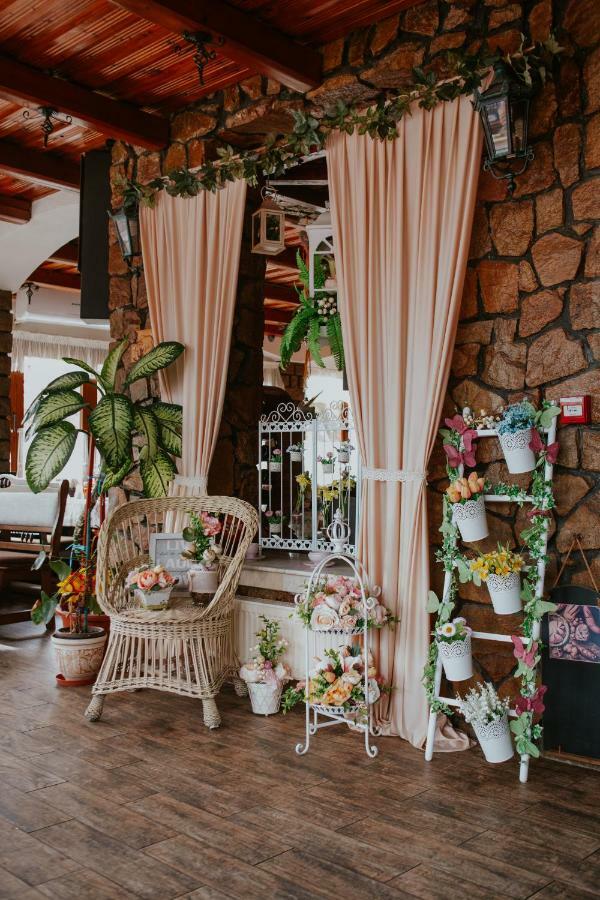 Hotel-Restaurant Milenium Salonta エクステリア 写真