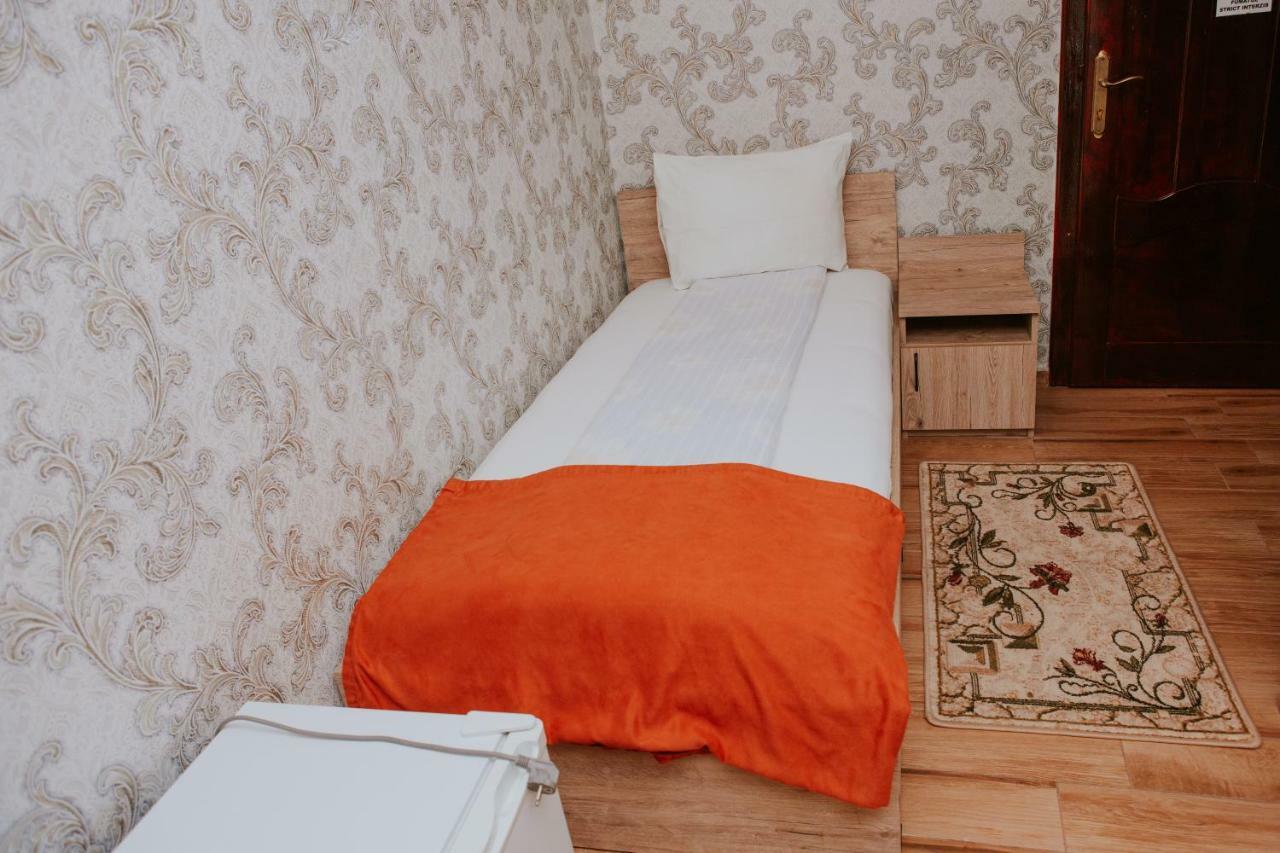 Hotel-Restaurant Milenium Salonta エクステリア 写真