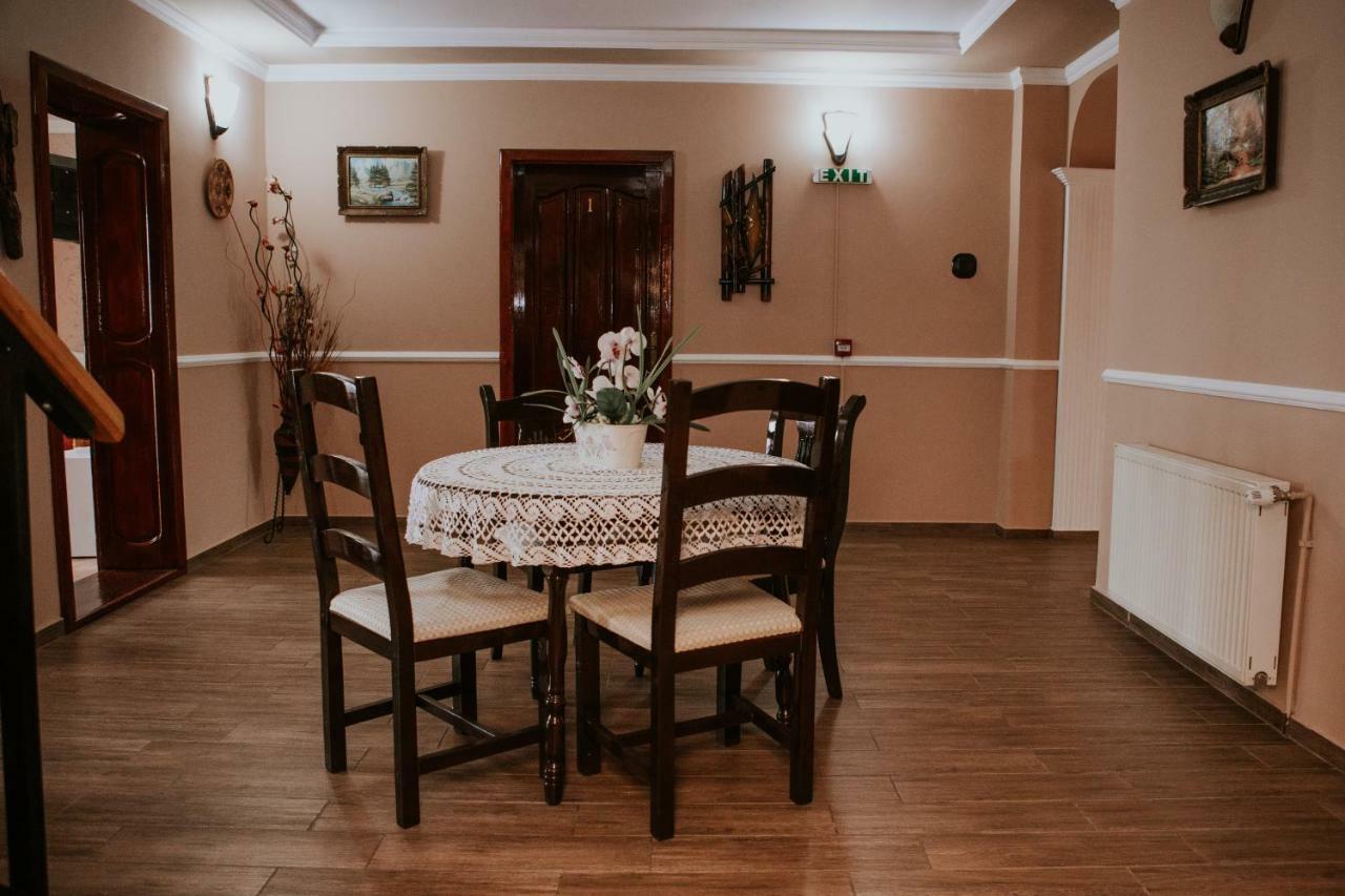 Hotel-Restaurant Milenium Salonta エクステリア 写真
