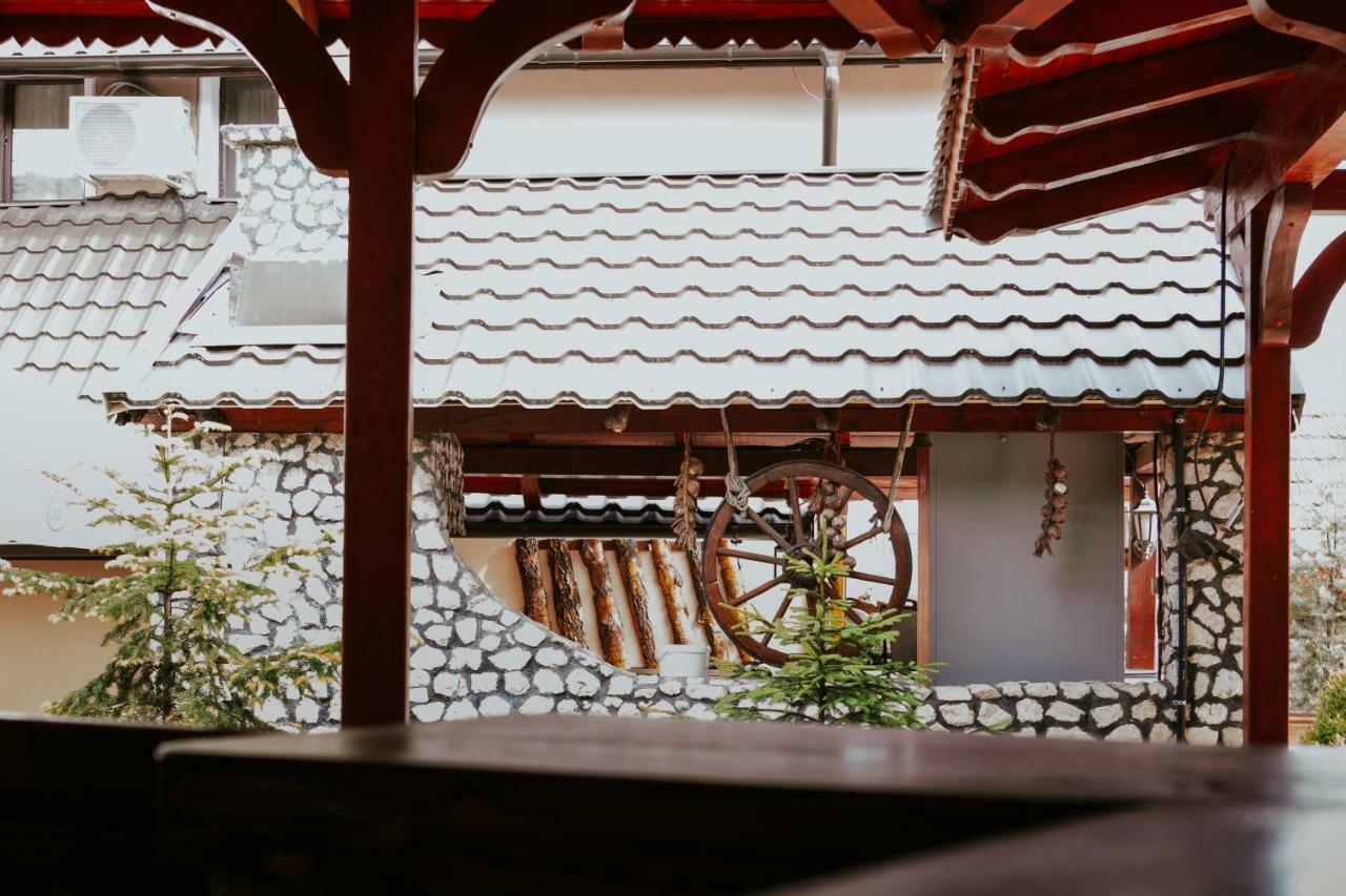 Hotel-Restaurant Milenium Salonta エクステリア 写真