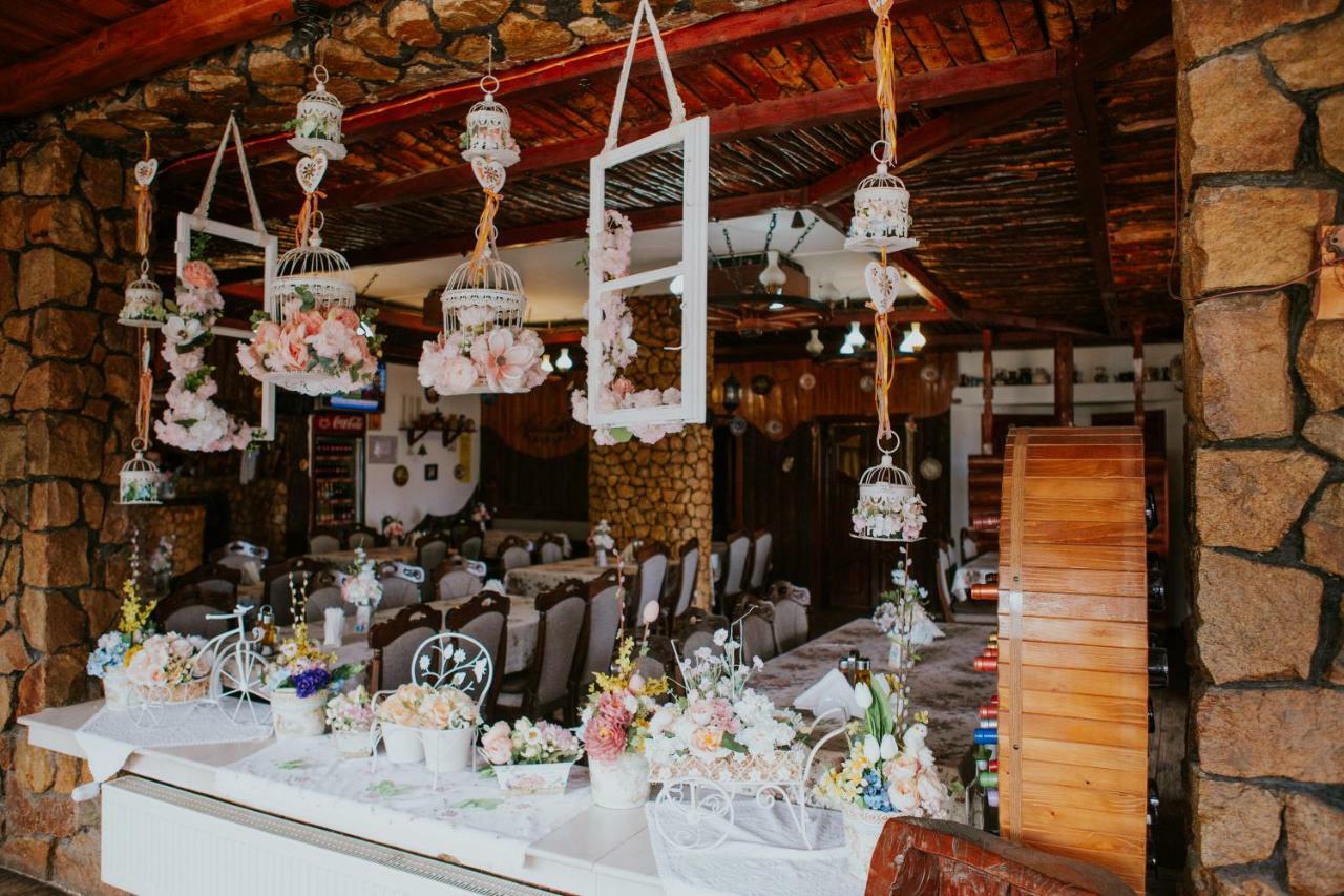 Hotel-Restaurant Milenium Salonta エクステリア 写真