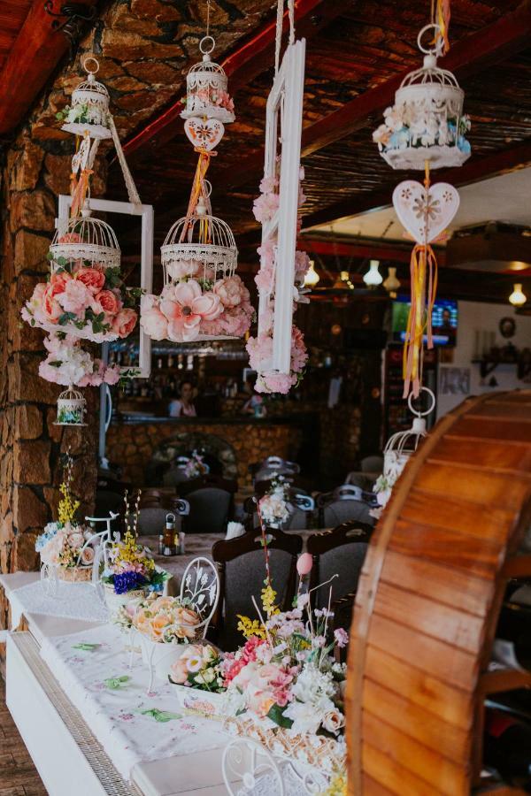 Hotel-Restaurant Milenium Salonta エクステリア 写真