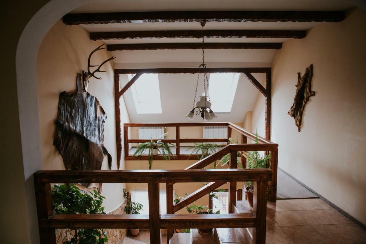 Hotel-Restaurant Milenium Salonta エクステリア 写真